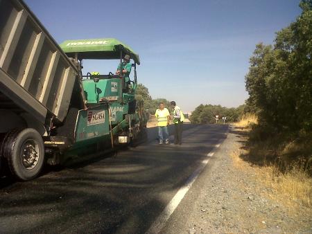 Imagen La Diputación realiza obras de refuerzo del firme en un tramo de la carretera de Navas de Riofrío a la Losa