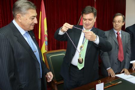 Imagen El Presidente de la Diputación entrega la Medalla de Oro al Mérito por su trabajo al alcalde de Maderuelo