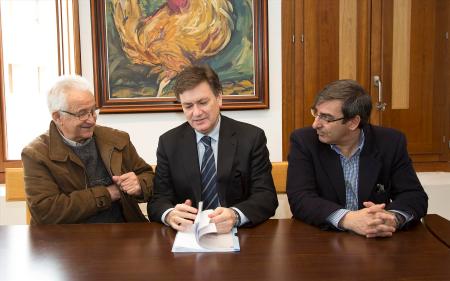 Imagen El alcalde de Castillejo de Mesleón plantea al Presidente de la Diputación la necesidad de soterrar la línea de alta tensión
