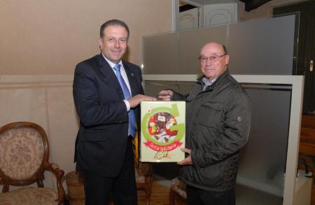 Imagen Los segovianos han adquirido ya 300 cestas solidarias con alimentos de Segovia