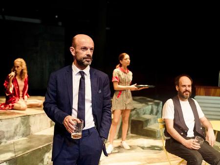 Imagen El escenario del Teatro Juan Bravo se convierte en ‘El bar prodigioso’, una comedia escrita por Roberto Santiago