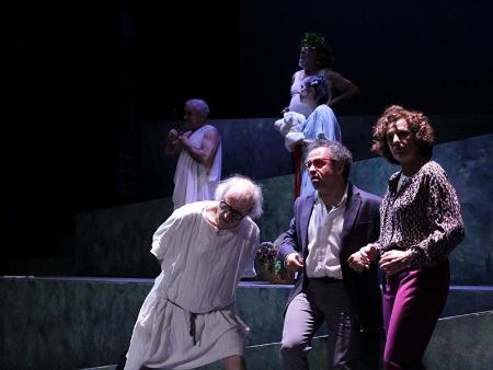 Imagen Els Joglars vuelven a salir ovacionados del Teatro Juan Bravo, después de una divertida crítica con la cultura clásica como argumento