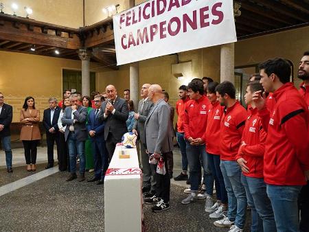 Imagen El primer equipo del Balonmano Nava comparte con la corporación provincial su ascenso a Liga ASOBAL y su firme creencia en el deporte formativo