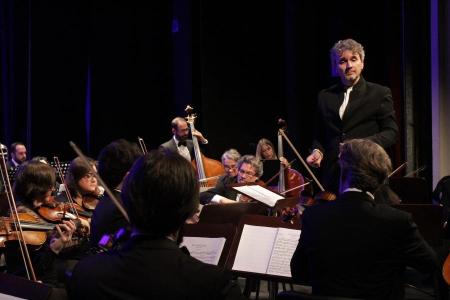 Imagen La Orquesta Sinfónica de Segovia recibe la ovación de sus paisanos en el primero de los dos conciertos de Año Nuevo en el Teatro Juan Bravo