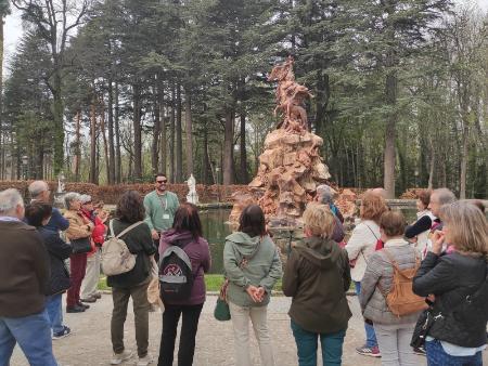 Imagen Una treintena de personas participó en el primer itinerario del programa ‘Viajero, yo te enseñaré Segovia’, que completó sus plazas para pasear por los Jardines de La Granja